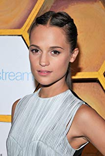 How tall is Alicia Vikander?